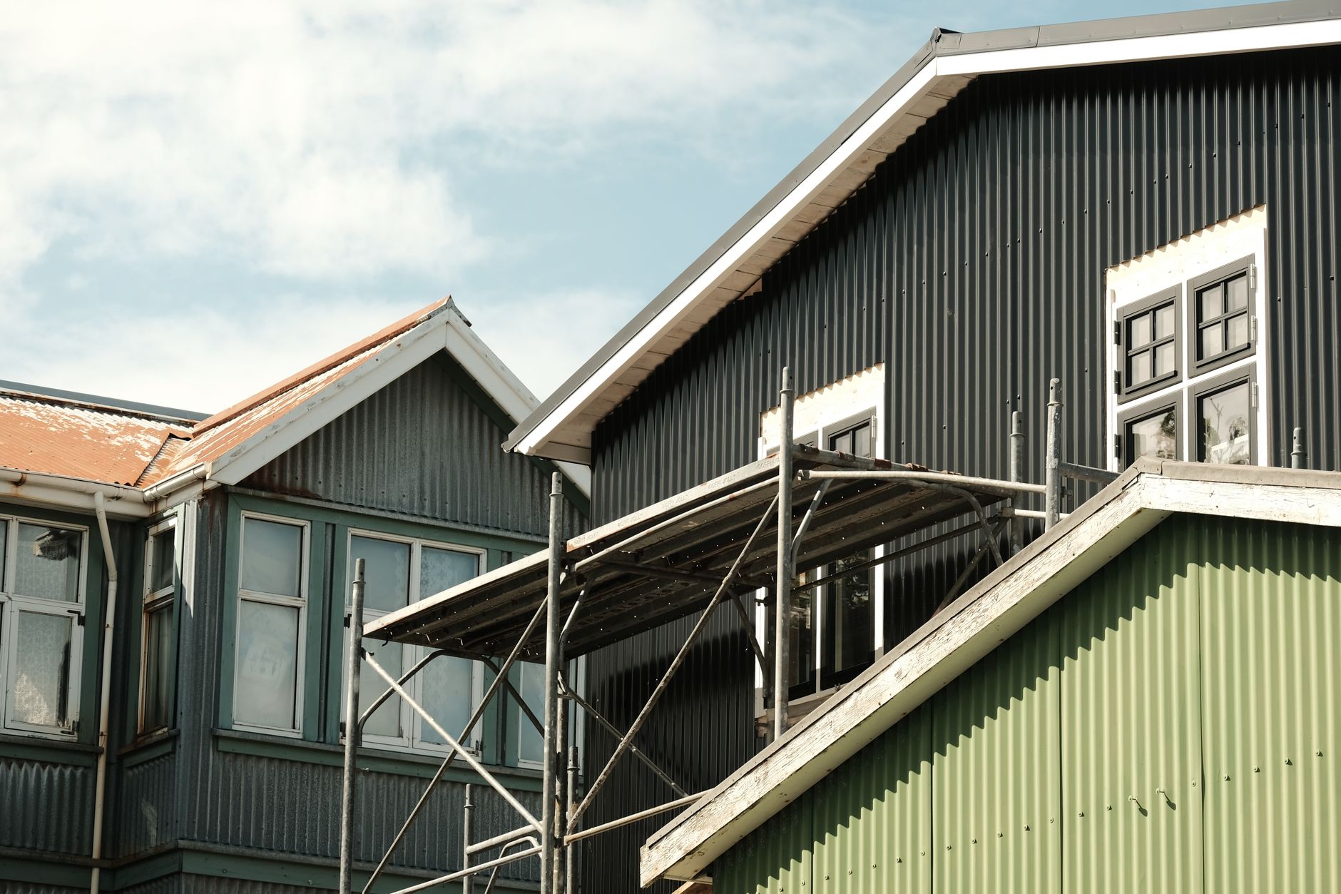 Modern metal roofing installation showcasing standing-seam panels and professional craftsmanship on a residential home